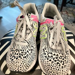 New Balance zebra print sneakers *never worn* Size 9